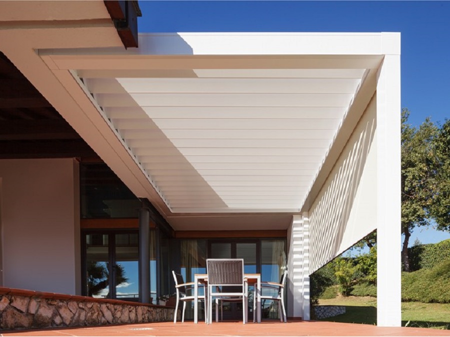 PERGOLA BIOCLIMATICA A LAMELLE ORIENTABILI ADDOSSATA A PARETE OPERA PRATIC